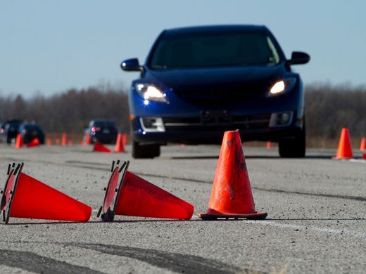 Fahrzeug mit Pilonen