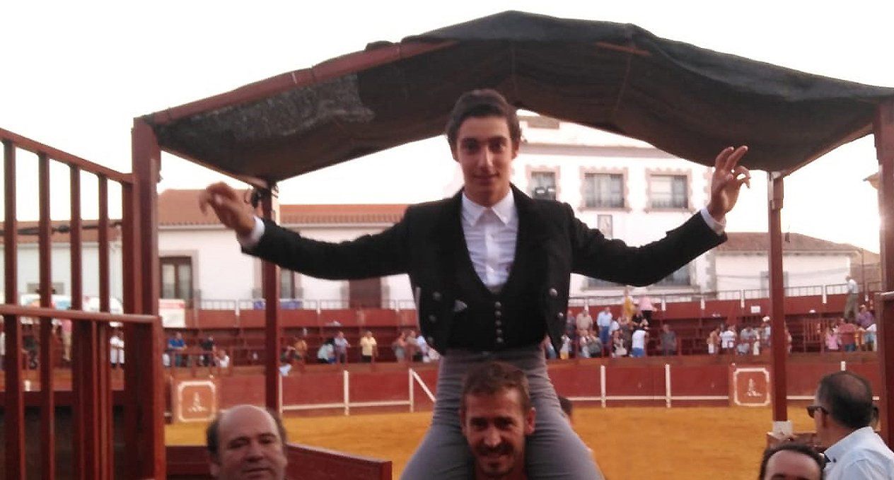 Nacho Torrejón en su salida a hombros. (Pozuelo)