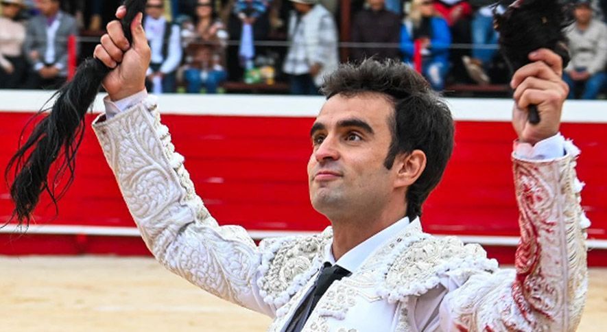 `Lagartijo´ con los máximos trofeos el pasado sábado en Sibambé (Ecuador), tras el indulto (Entretercios)
