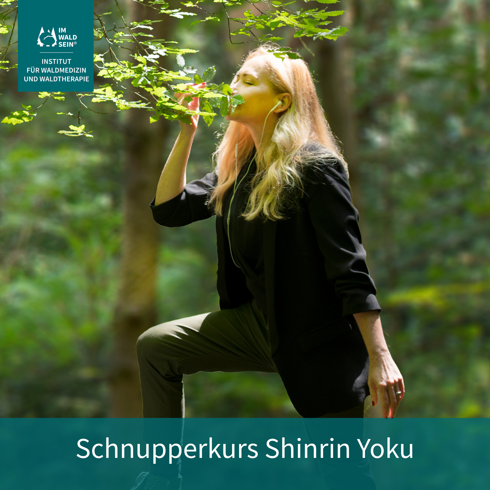 Dr. Melanie H. Adamek leitet eine Shinrin-Yoku-Übung im Wald und riecht achtsam an Blättern; Fokus auf Naturwahrnehmung