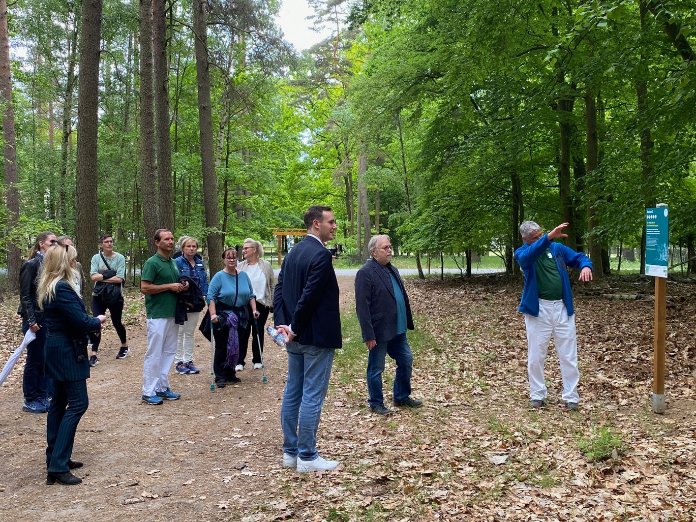 Fachbegehung am Klinischen Waldtherapieweg Sommerfeld mit Chefarzt Dr. Volker Liefring