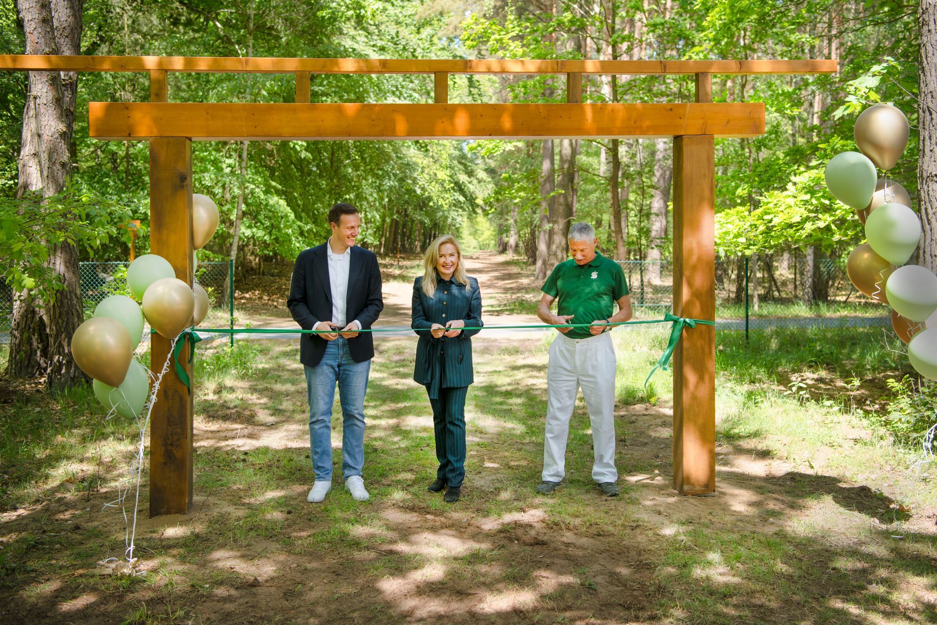 Matthias Kloß, Dr. Melanie H. Adamek and Dr. Volker Liefring at the official opening of the Clinical Forest Therapy Trail Sommerfeld. Matthias Kloß, Dr. Melanie H. Adamek, Chief Physician Dr. Volker Liefring open the Clinical Forest Therapy Trail Sommerfeld
