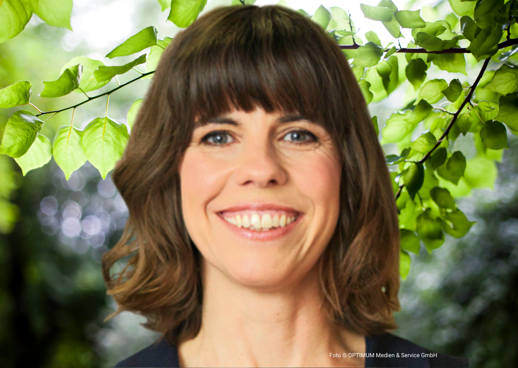 Simone Raus, IM-WALD-SEIN® Biophilic-Design-Team Simone Raus, Mitglied des IM-WALD-SEIN® Biophilic-Design-Teams, vor grünem Blätterhintergrund