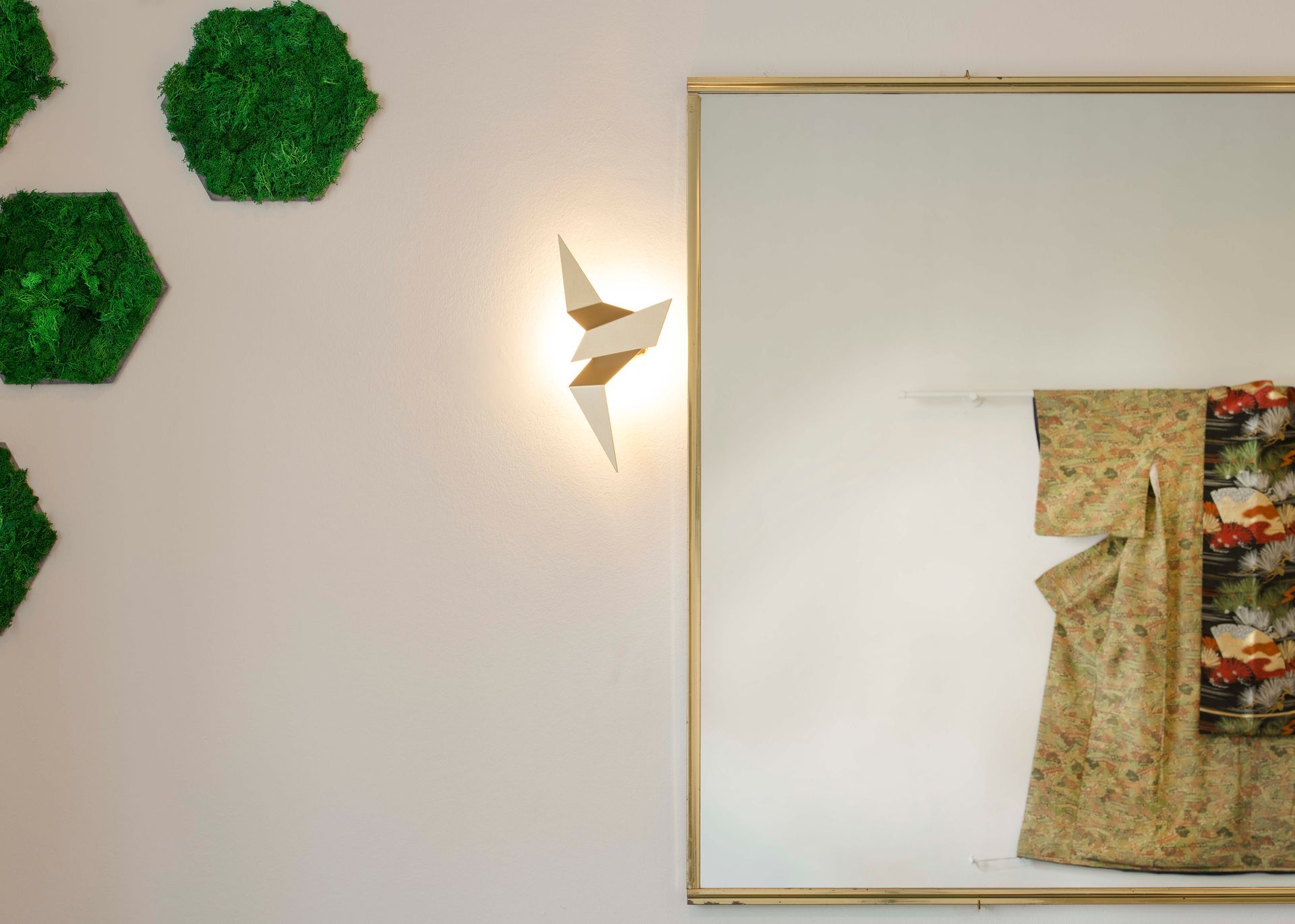 IM-WALD-SEIN® City Offices Tumblingerstr. 14, 80337 München|Büroraum „Kronendach“|Spiegel|Kimono|Moos-Deko|Vogelleuchte