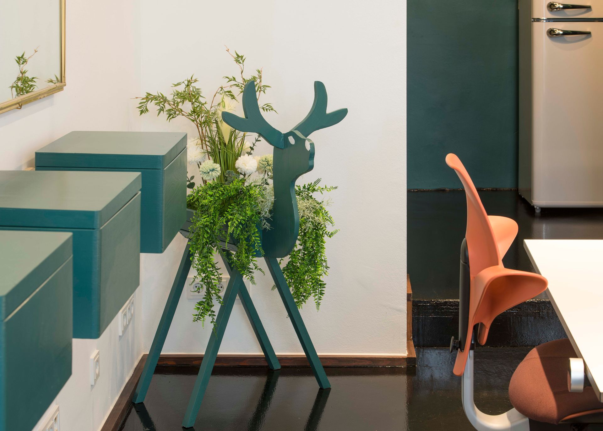 IM-WALD-SEIN® City Offices|Tumblingerstr. 14, 80337 München|Büroraum „Kronendach“|Detail: Sensorikkästen, Reh-Blumenkasten