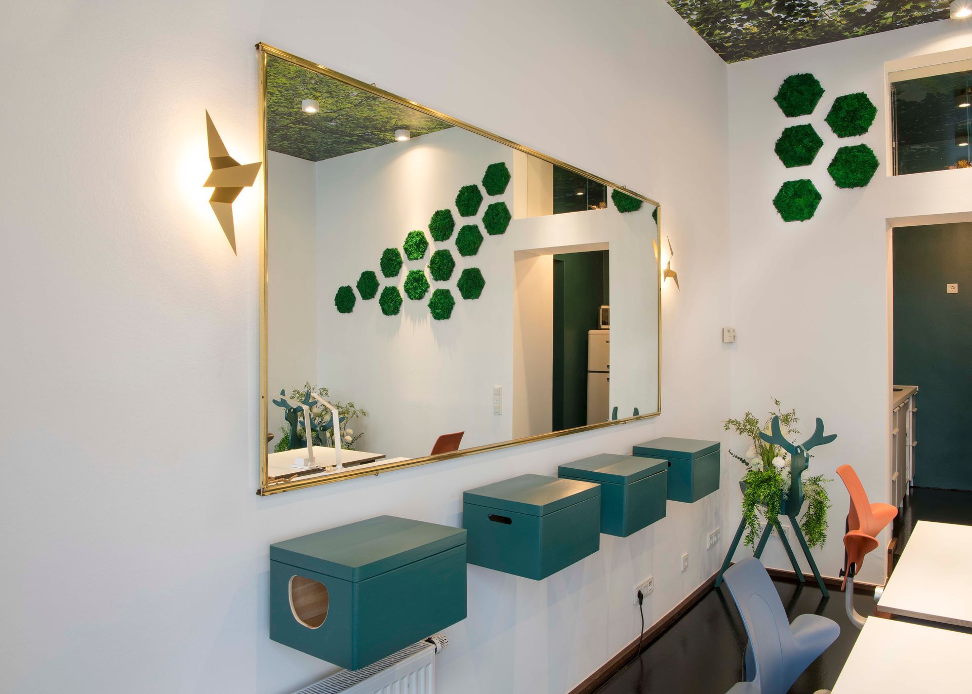 IM-WALD-SEIN® City Offices|Tumblingerstr. 14, 80337 München|Büro „Kronendach“|Dekor: Spiegel, Leuchten, Sensorikkästen, Moos