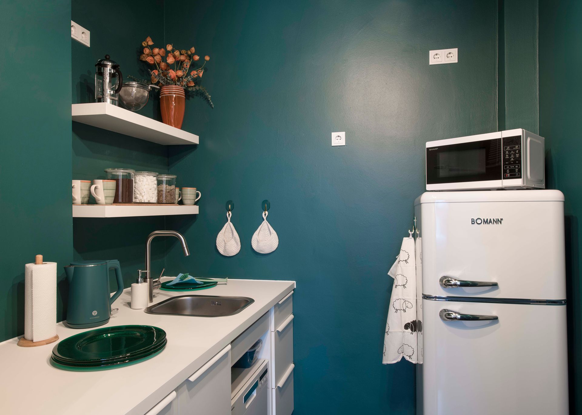 IM-WALD-SEIN® City Offices|Tumblingerstr. 14, 80337 München|Büroküche „ForRest“|Arbeitsplatte, Spüle, Kühlschrank, Mikrowelle