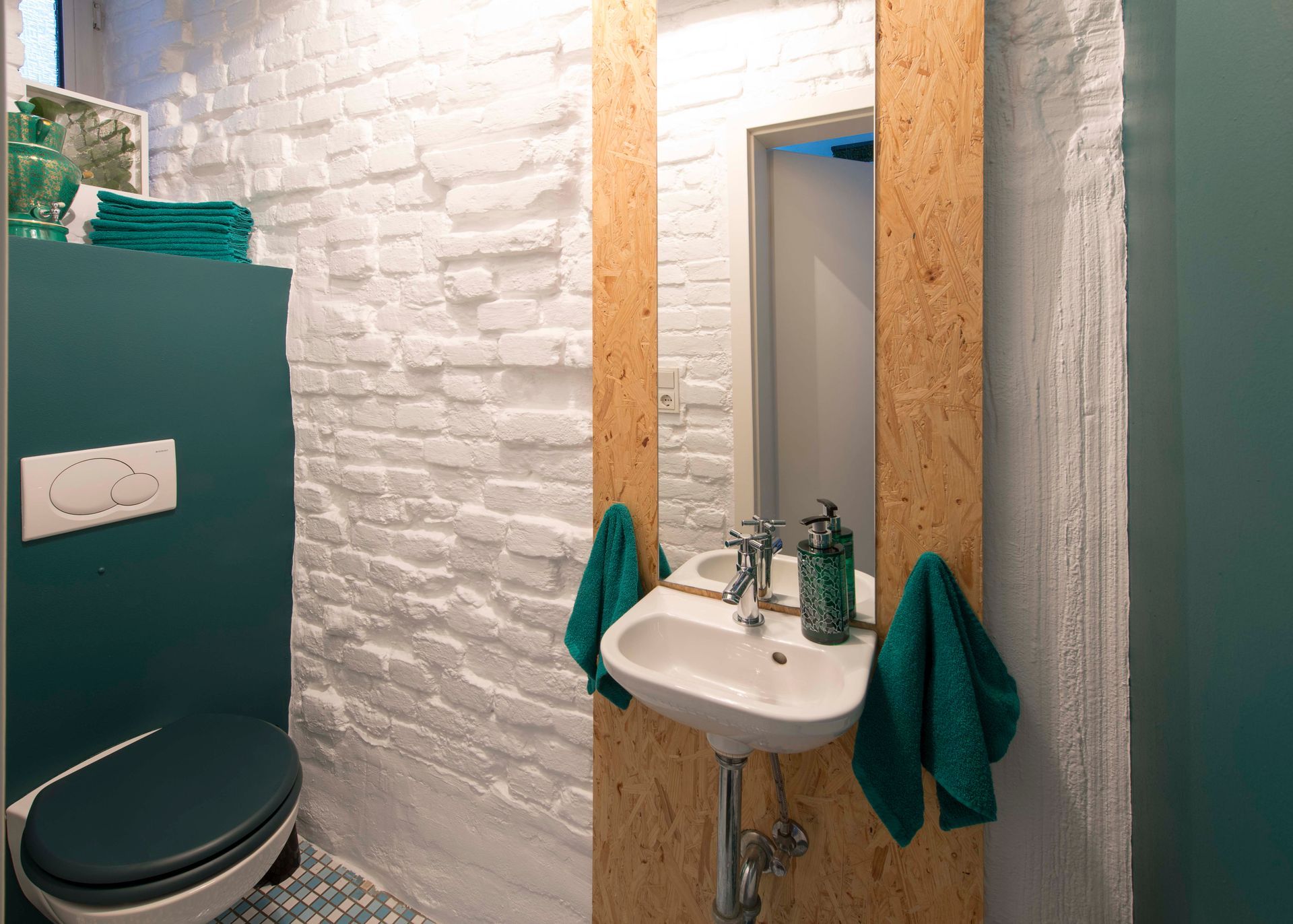 IM-WALD-SEIN® City Offices: Biophilic coworking space|Tumblingerstraße 14, 80337 Munich|Detailed view: WC, mirror, wash basin