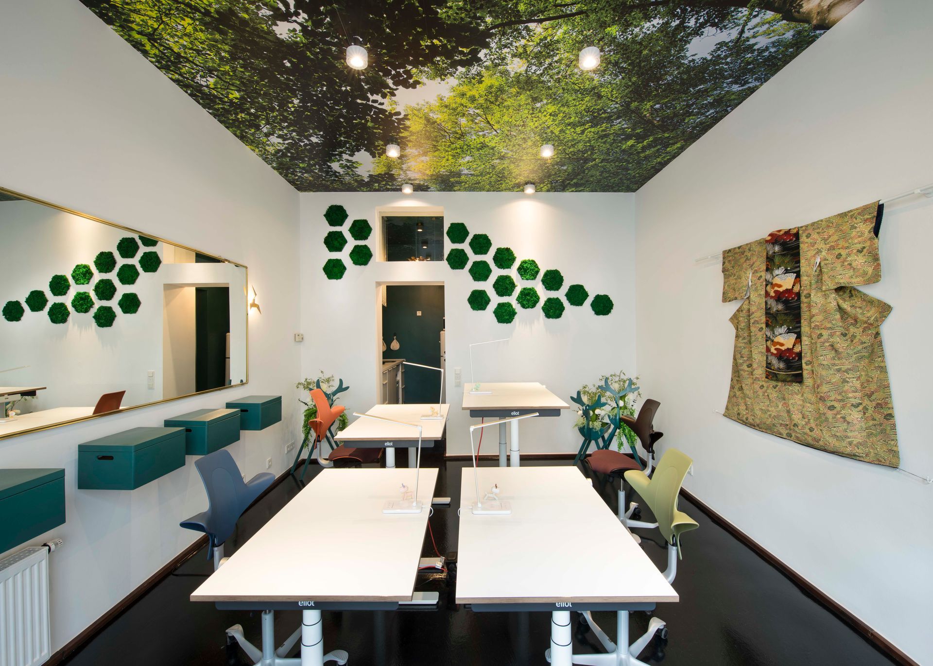 IM-WALD-SEIN® City Offices: Büro „Kronendach“, München|4 Arbeitsplätze|Höhenverstellbare Tische, ergonomische Stühle