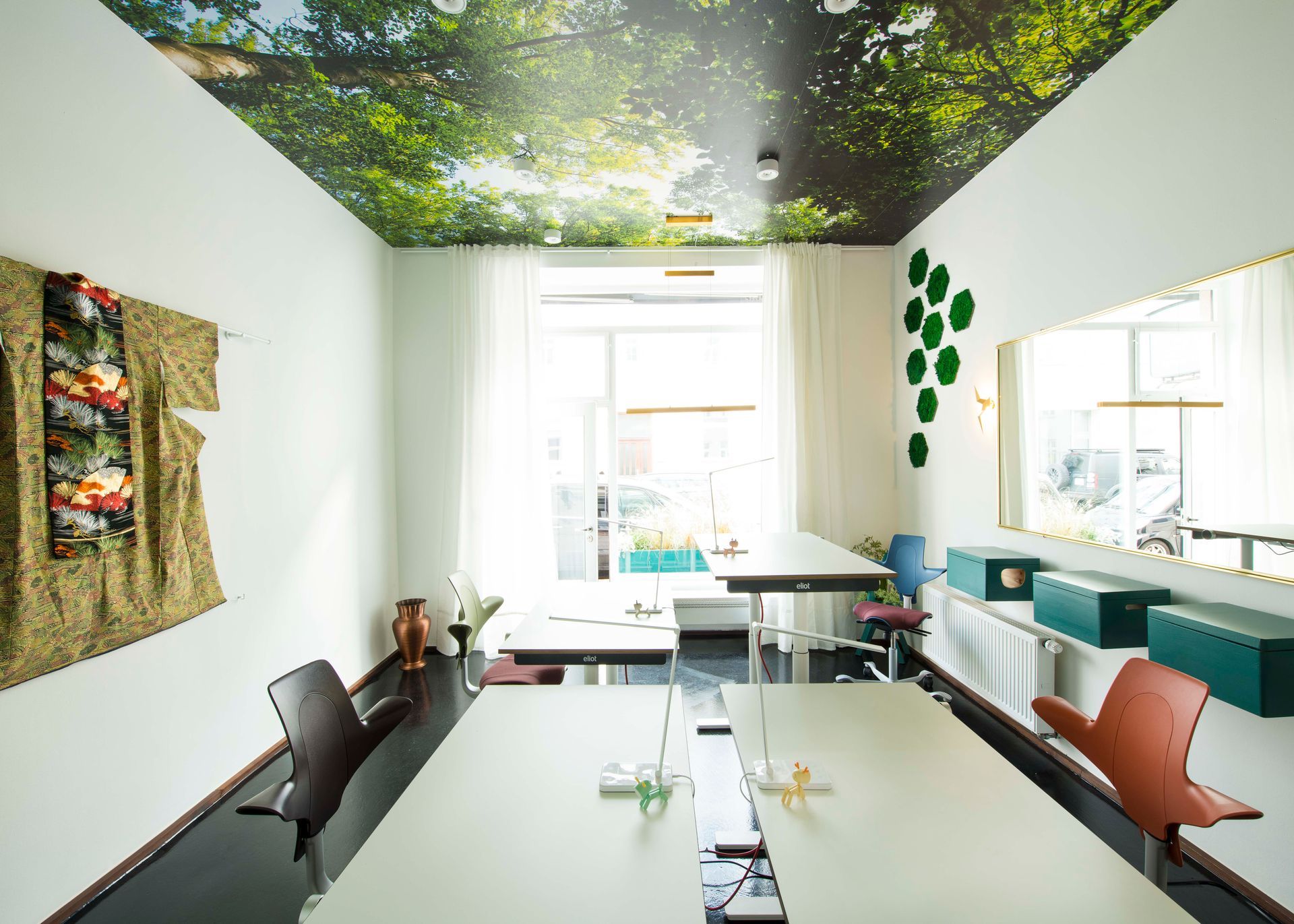 Biophilic coworking and meeting room Office Kronendach with six ergonomic workstations in Munich