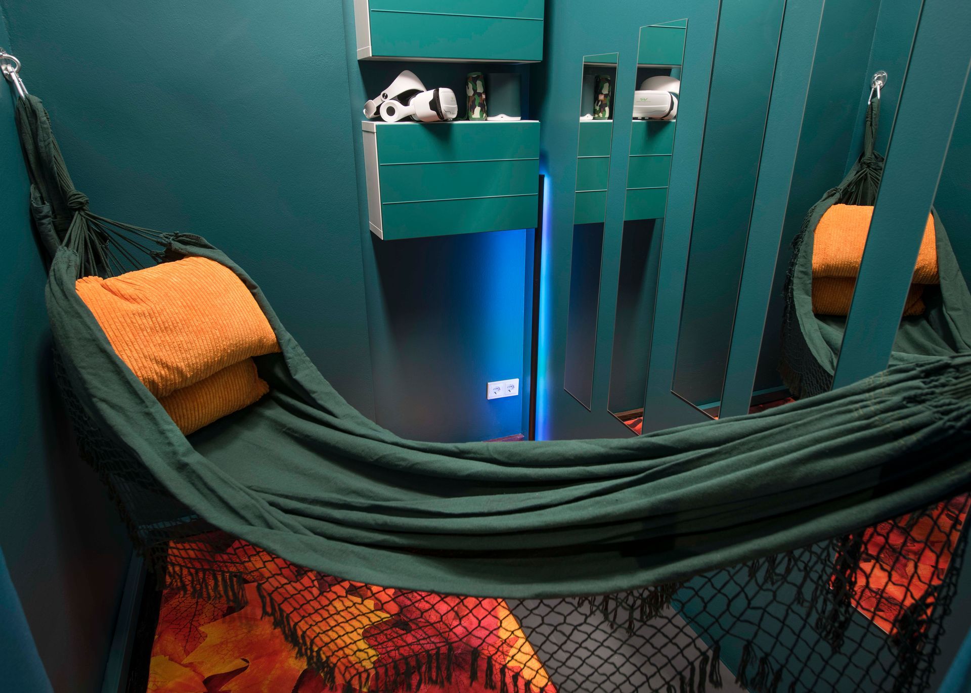 Waldkapsel retreat room with hammock, atmospheric lighting and forest-inspired design