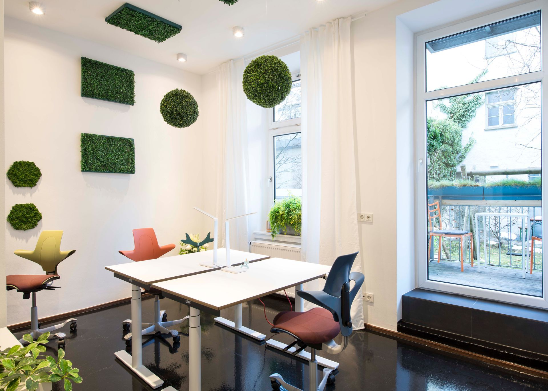 IM-WALD-SEIN® City Offices: Büro „Kraftquelle“|Ergonomische Möbel, lichtdurchflutet|Detailansicht: Hinterhof und Balkon