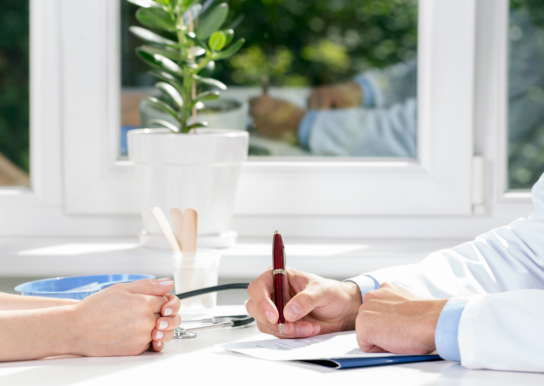 Doctor prescribes IM-WALD-SEIN® The Green Prescription to his patient, a forest therapy program for a healthier lifestyle