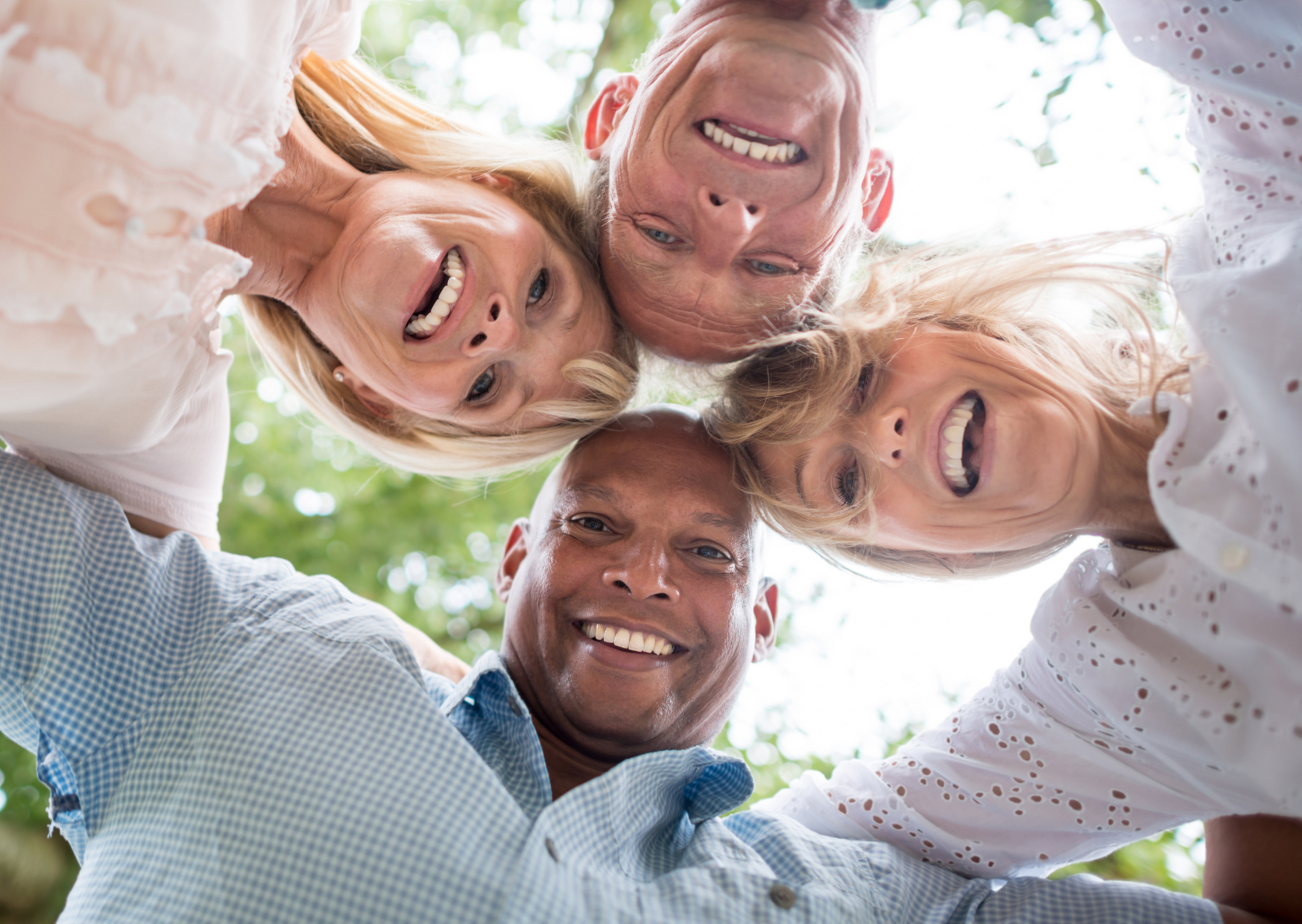 Mitarbeiter praktizieren Waldbaden als Teil des IM-WALD-SEIN® Pro Health Programms für die Betriebliche Gesundheitsförderung