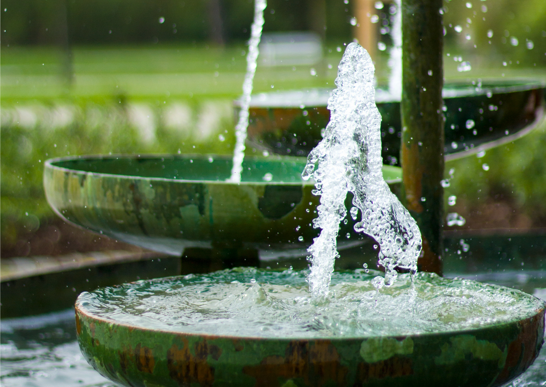 Ein Brunnen mit Wasserspiel als Teil des IM-WALD-SEIN® Biophilic Design Konzepts für mehr Naturverbindung im Raum