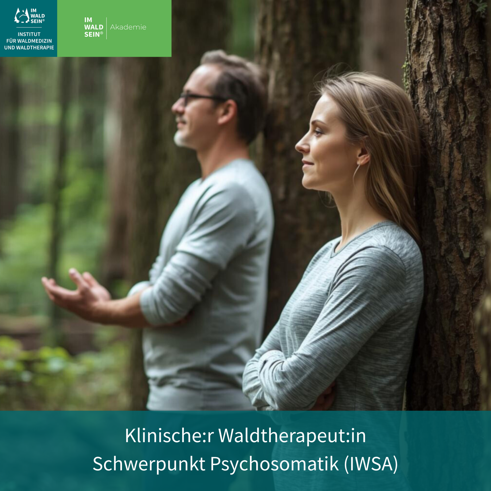 Therapeut und Patientin lehnen im Wald an Baumstämmen und üben eine ruhige, achtsame Körper- und Atemwahrnehmung