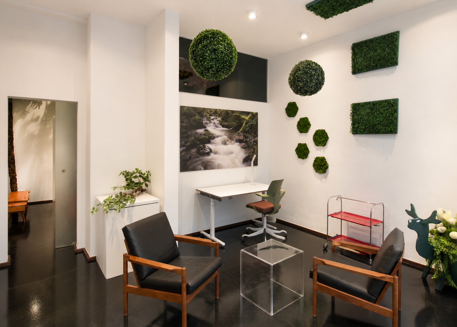 Biophilic therapy and coaching room Kraftquelle with two lounge chairs and a separate desk at Kraftquelle Munich