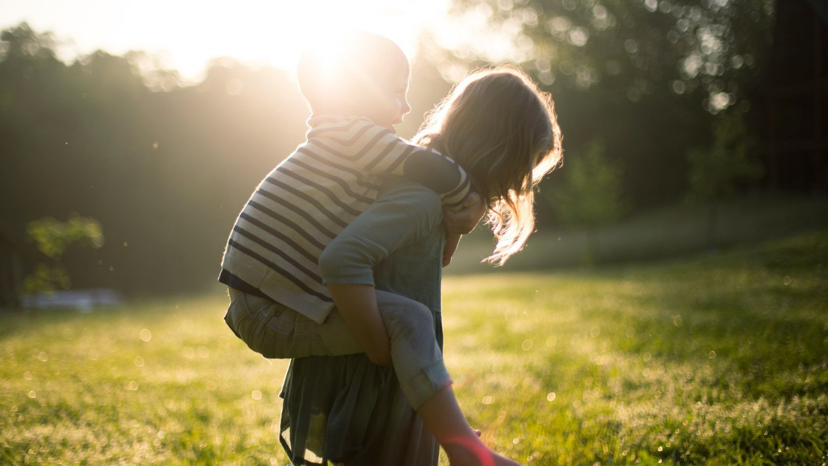 Kinder spielen im Garten bei sonnigem Wetter neben Photovoltaikanlage von Elektro Schober in Bamberg