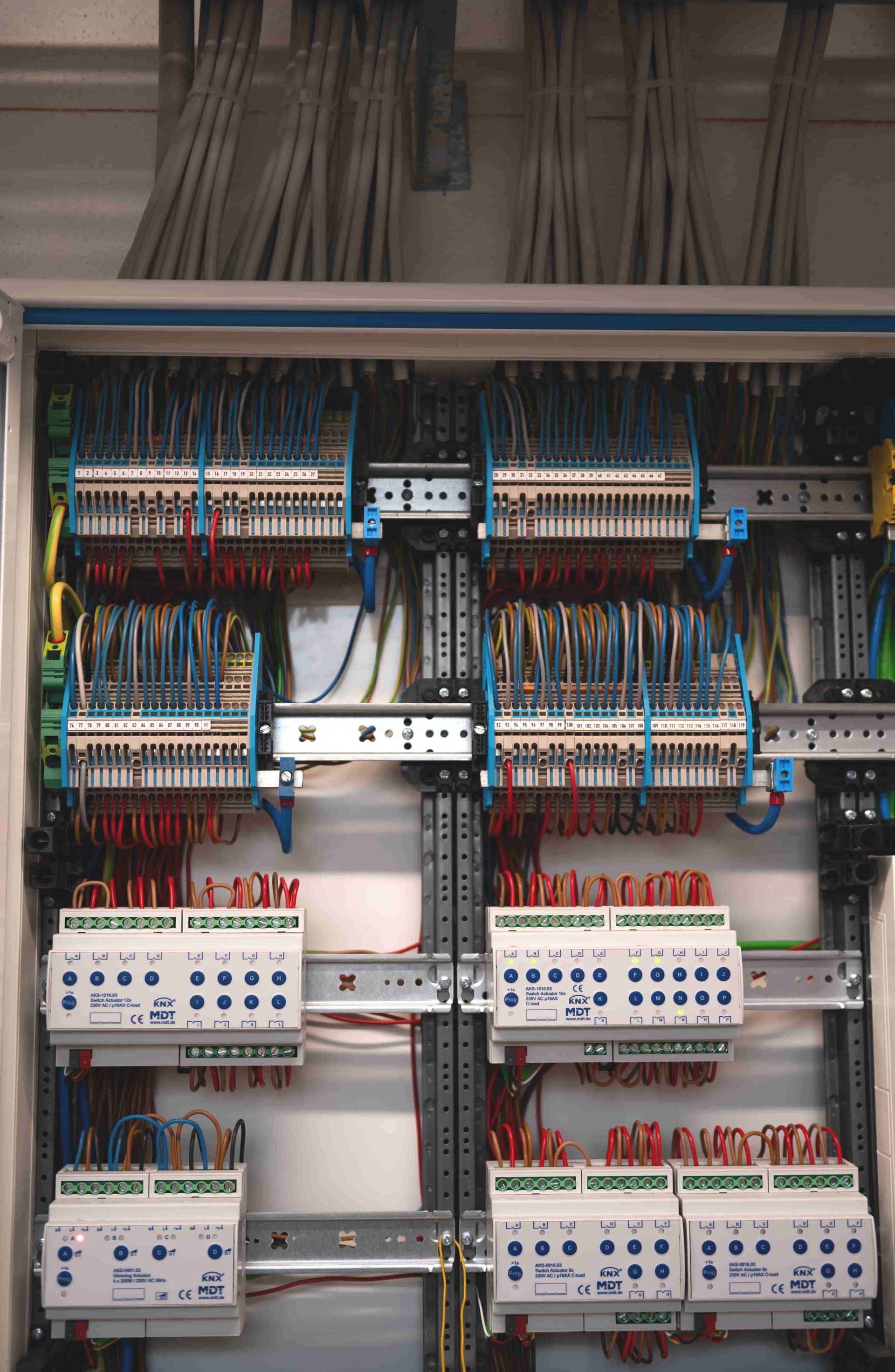 KNX-Steuerung im Verteilerkasten für intelligentes Energiemanagement von Elektro Schober in Bamberg