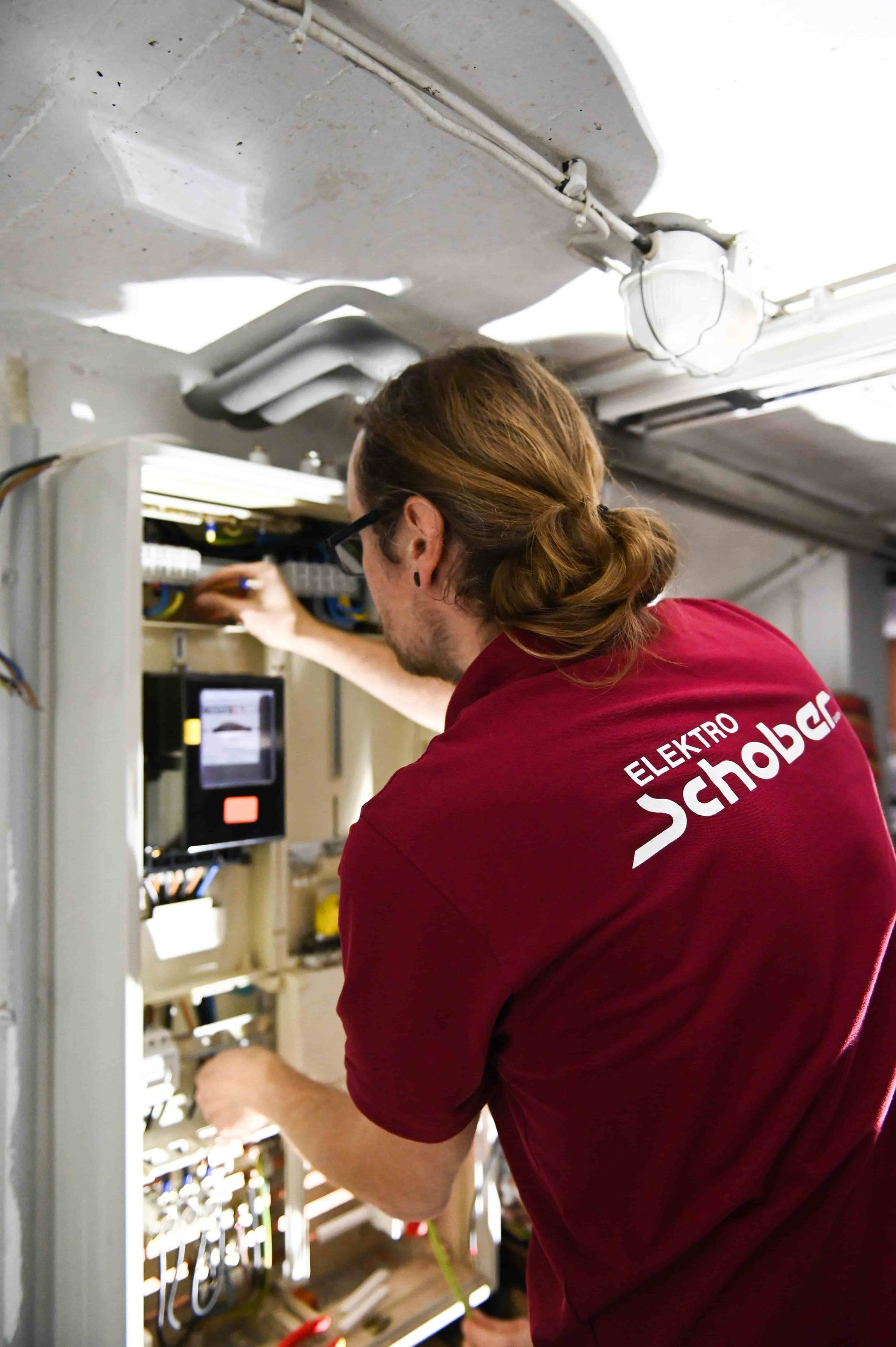 Elektro Schober Mitarbeiter montiert Zählerschrank für Photovoltaikanlage in Bamberg