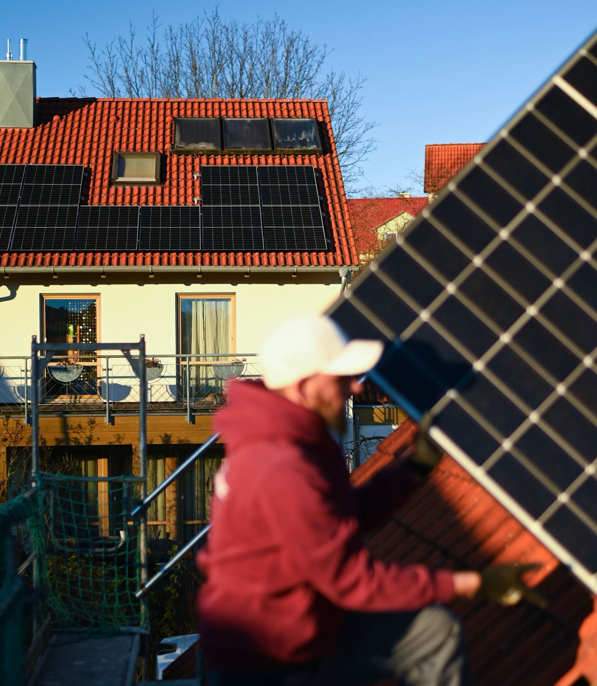 PV-Monteur von Elektro Schober installiert Photovoltaikanlage auf Hausdach in Bamberg