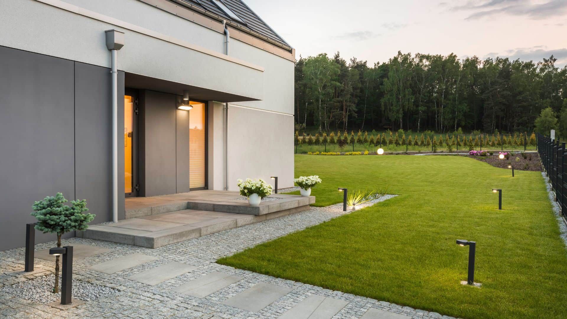 Moderne Gartenbeleuchtung installiert von Elektro Schober für stimmungsvolle Abende im Garten