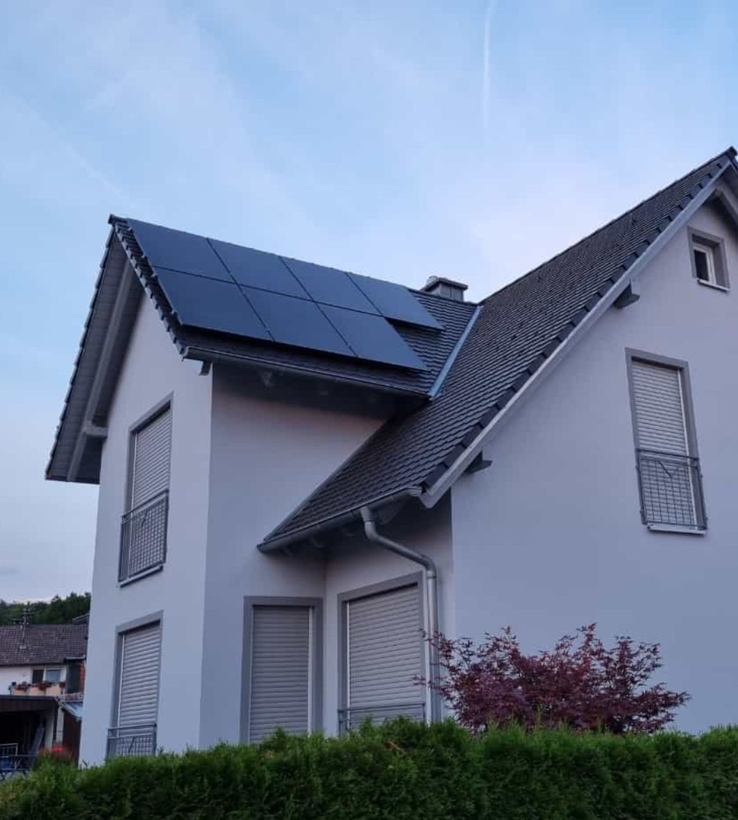 Beispiel für Photovoltaik-Montage auf Einfamilienhaus durch Elektro Schober in Bamberg