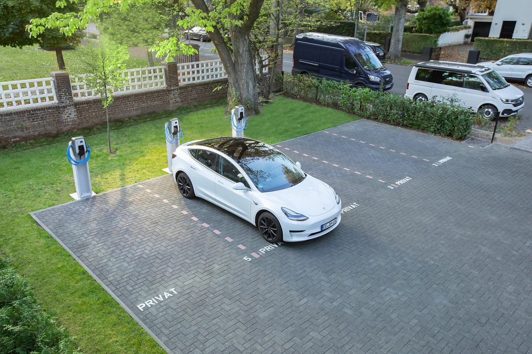 Ladesäule für Elektroautos von oben fotografiert, installiert von Elektro Schober in Bamberg