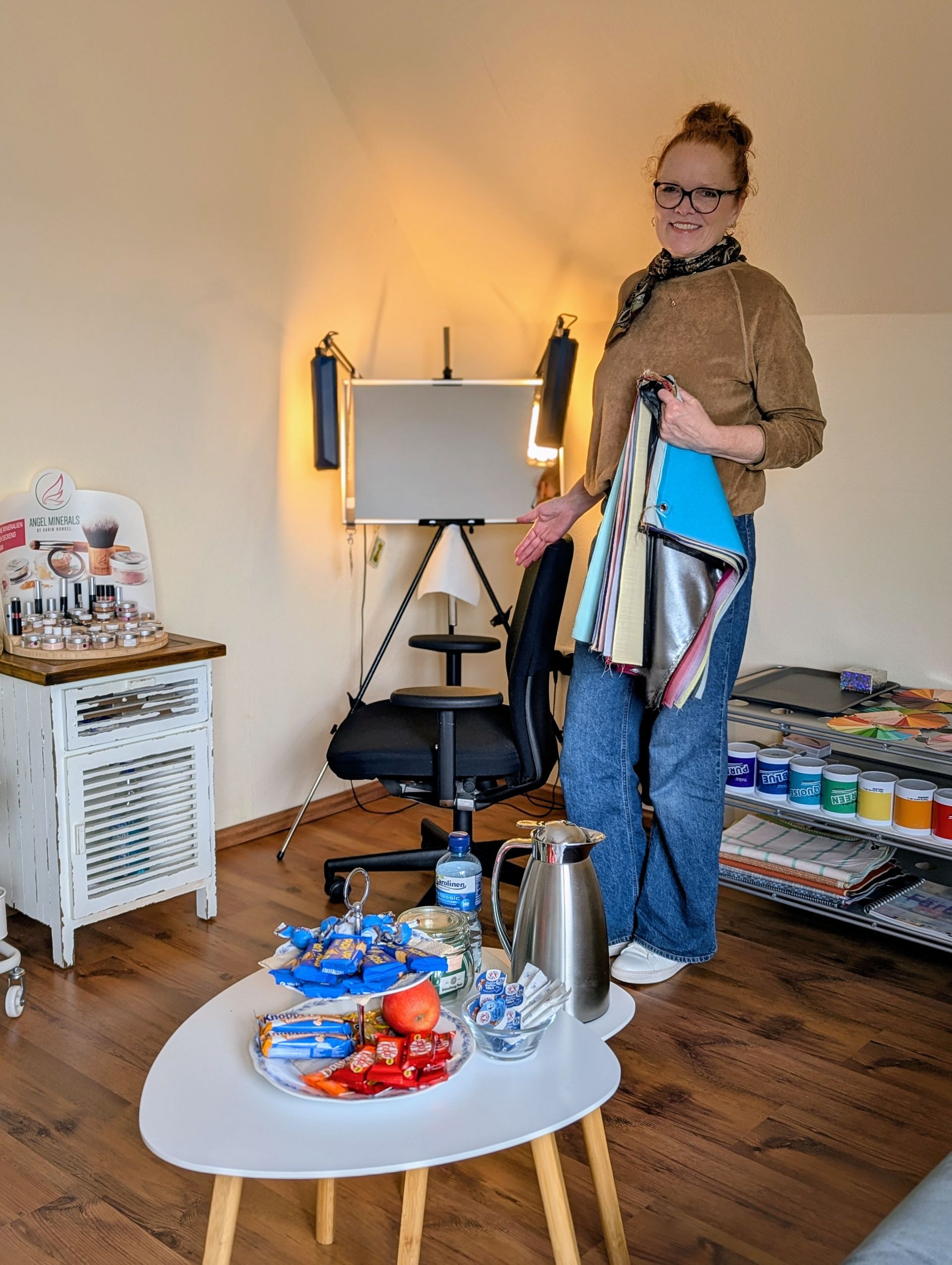 Herzlich Willkommen! Herzlich Willkommen in meinem Beratungsstudio Color Your Image in Bielefeld, Farbtyp gerechtes Make-up, Farbtypanalyse mit speziellem Licht, Spiegel und Tüchern,kompetente, ganzheitliche Beratung, gemütliche Atmosphäre, Beratung über Farbwirkung