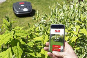Mit AL-KO inTOUCH (Google Play-Store / Apple App-Store) und innogy SmartHome können alle Robolinho® Mähroboter via Smartphone oder Tablet gesteuert werden. Robolinho® mit einem I im Namen (z.B. Robolinho® 4100 I) haben die benötigte Hardware bereits installiert, alle anderen Robolinho® Mähroboter können über den stationären Fachhandel nachgerüstet werden.