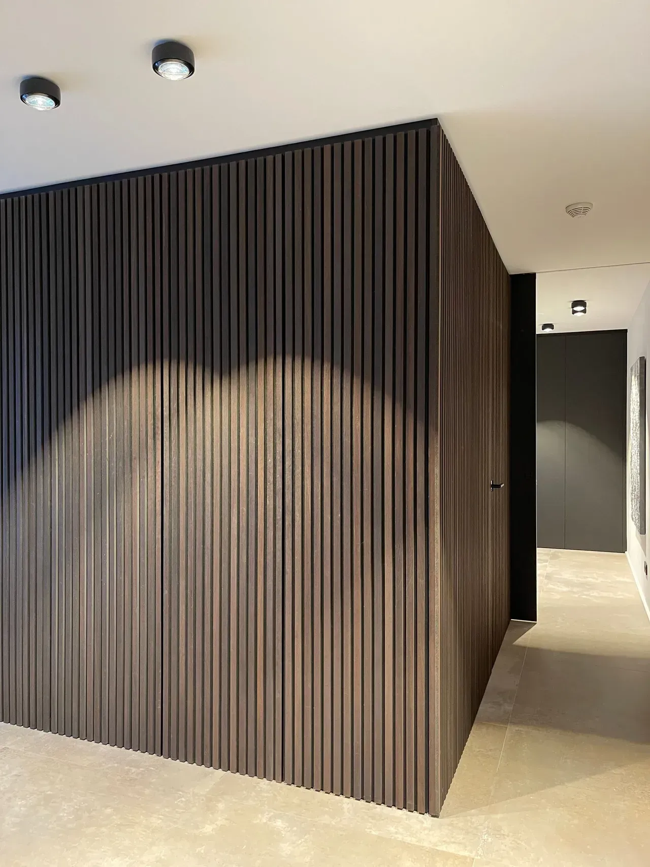 Akzentwand braunes Holz