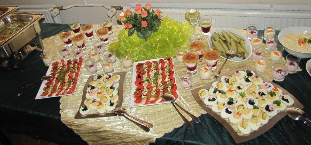 Ausschnitt vom Buffet - Desserts, Platten mit gefüllten Eiern usw.