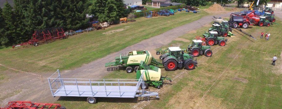 Ausstellung Traktoren, Anhänger sowie Strohpressen