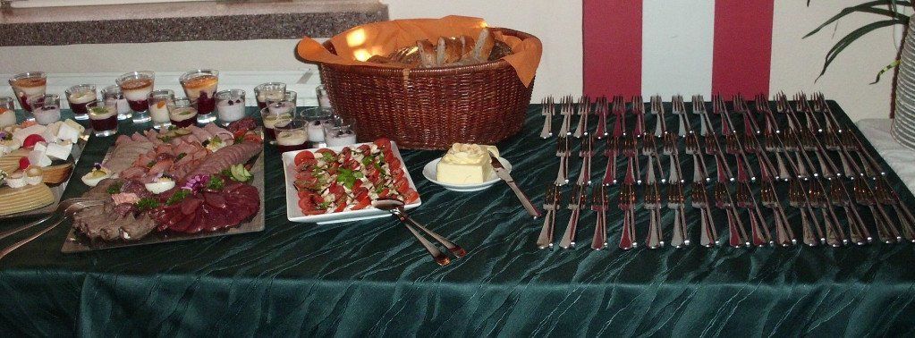 Besteckanordnung auf Buffet sowie Butter und Brotkorb