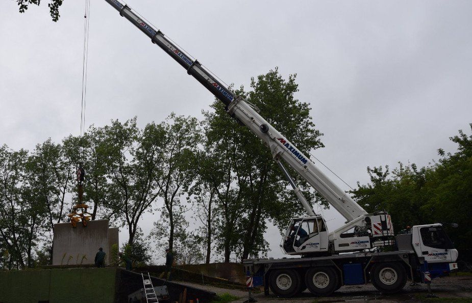 Kran hebt Betonteile ins Silo Kleinbardau