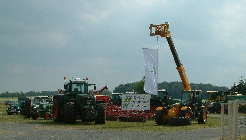 Ausstellung von Traktoren und anderen Maschinen