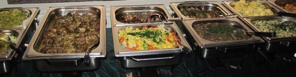 Buffet mit warmen und kalten Speisen sowie verschiedenen Desserts