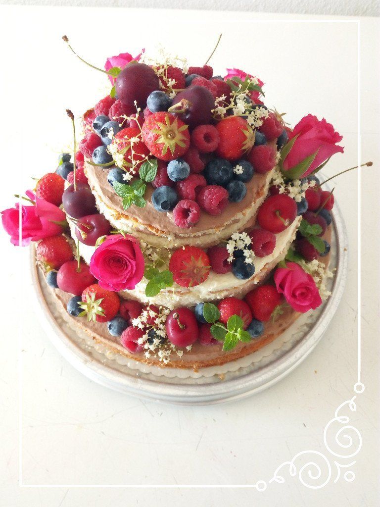 Buttercremetorte nach Wunsch, diese hier ist dreistöckig und mit Früchten und Blumen verziert