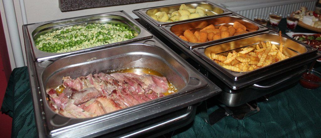 Warmhältebehälter gefüllt mit Pommes, Kroketten oder Gemüse