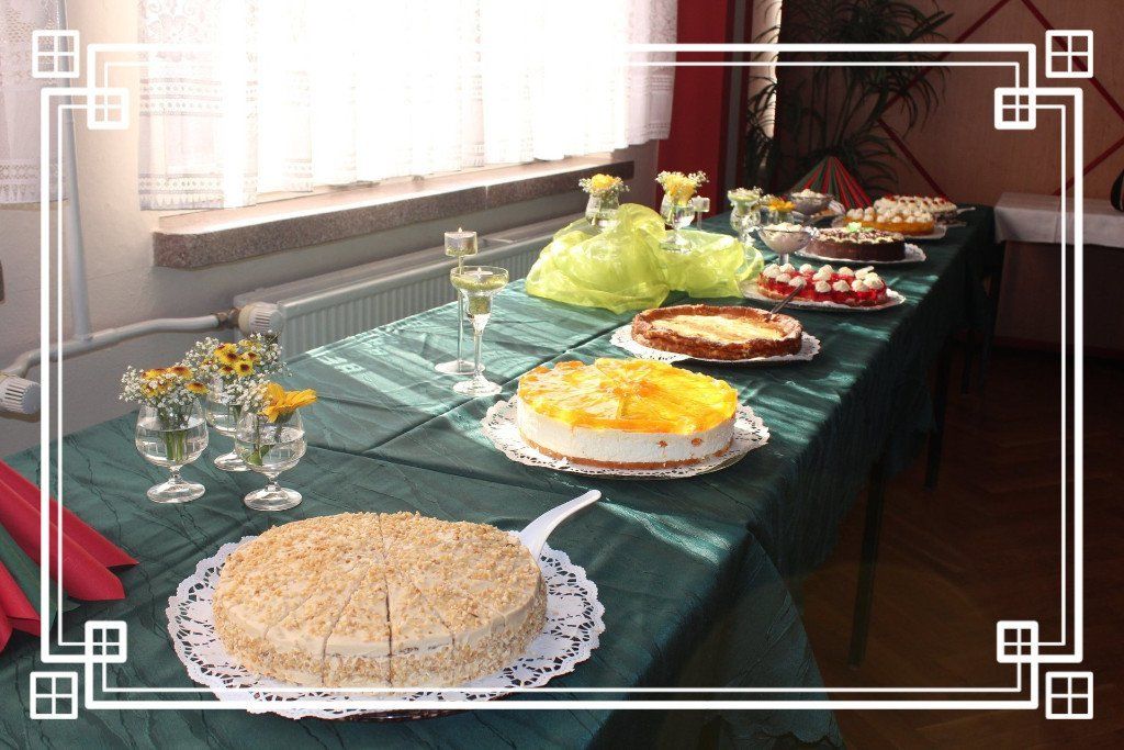 Kuchenbuffet mit fünf verschiedenen Torten