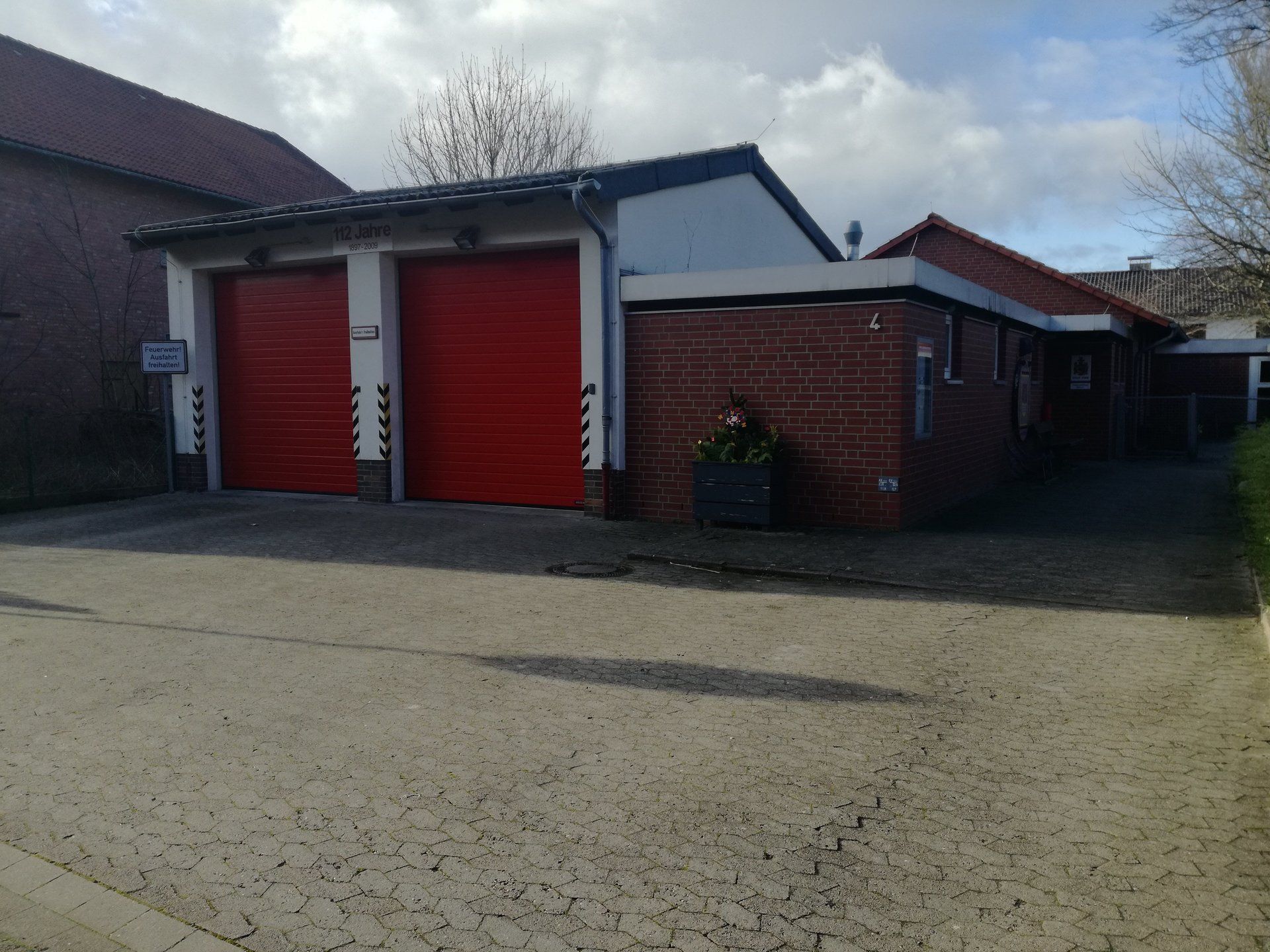 Gerätehaus - Schulstraße 4 In der Freyenstraße befindet sich neben diesem Gerätehaus das “historische” Gerätehaus der Freiwilligen Feuerwehr Woltorf, welches unter Denkmalschutz steht.