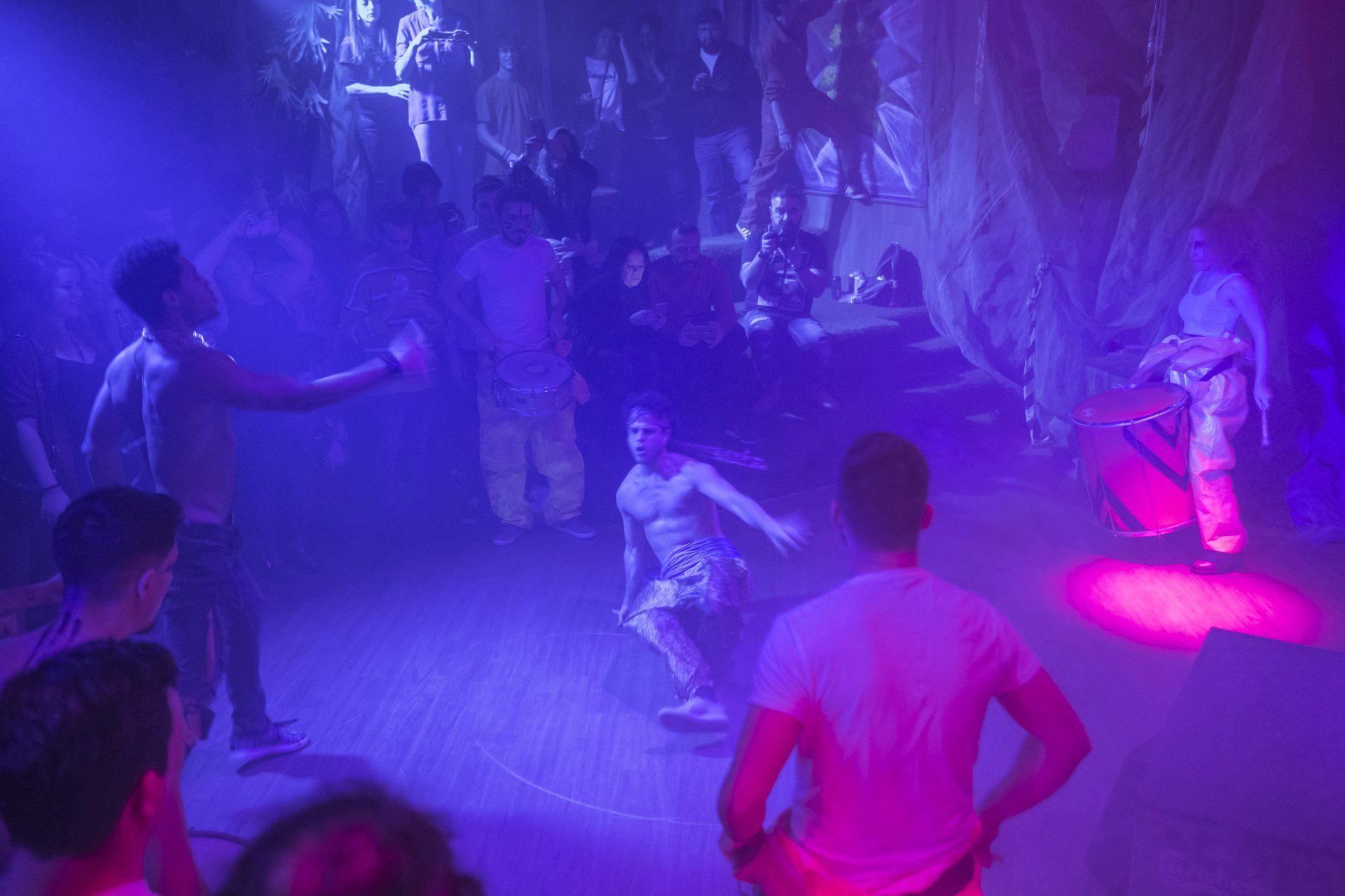 Público y artistas bailando durante el espectáculo El Fin: Rave en el Apocalipsis de Are You Ready