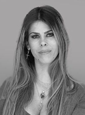 Retrato en blanco y negro de una artista del espectáculo El Fin: Rave en el Apocalipsis de Are You Ready