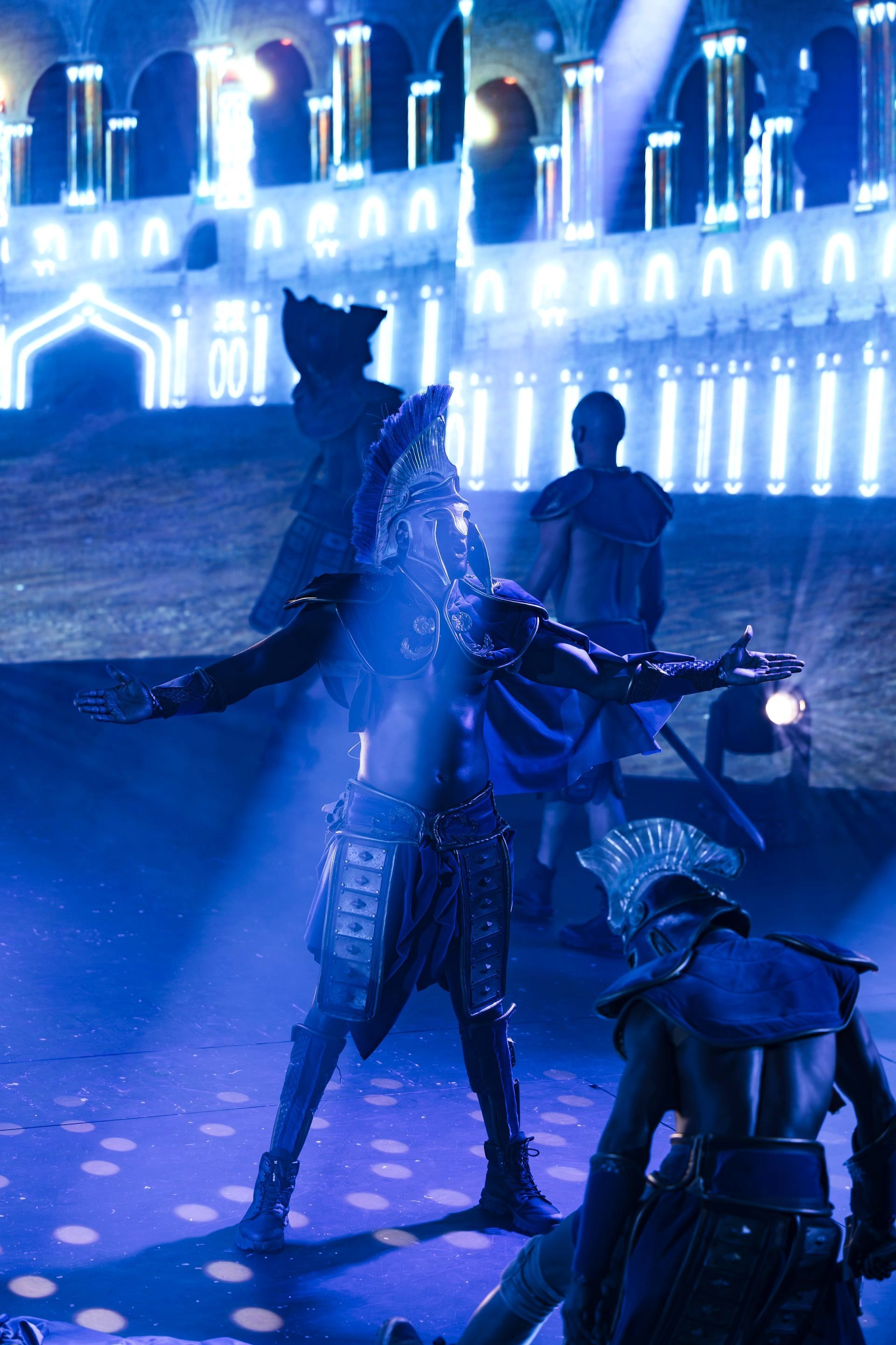 Escenografía iluminada de estilo castillo durante el espectáculo Origen de Are You Ready