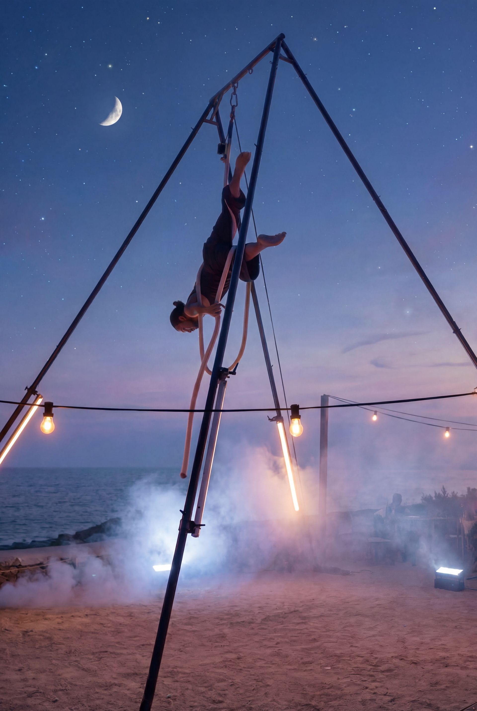 Artista aéreo suspendido en trapecio bajo la luna, imagen cinematográfica del espectáculo Kahuna de Are You Ready