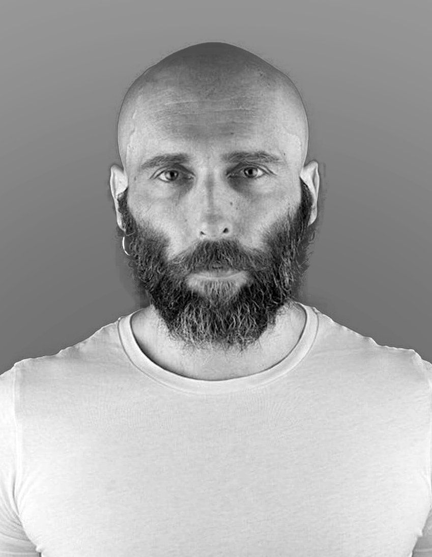 Retrato en blanco y negro de un artista del espectáculo El Fin: Rave en el Apocalipsis de Are You Ready