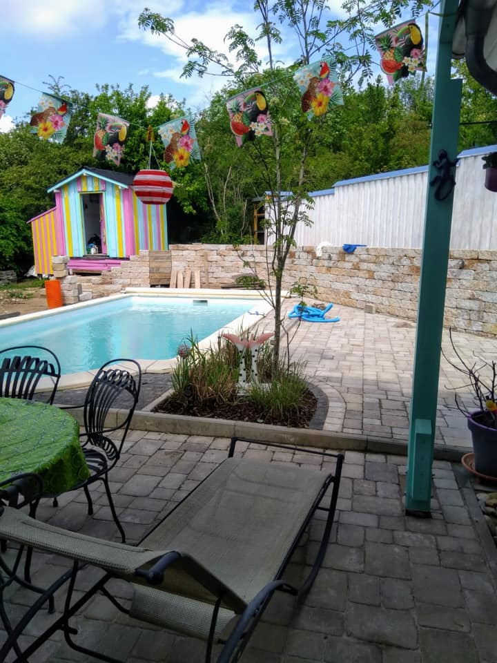 Gartenmauer als Sichtschutz für den Poolbereich