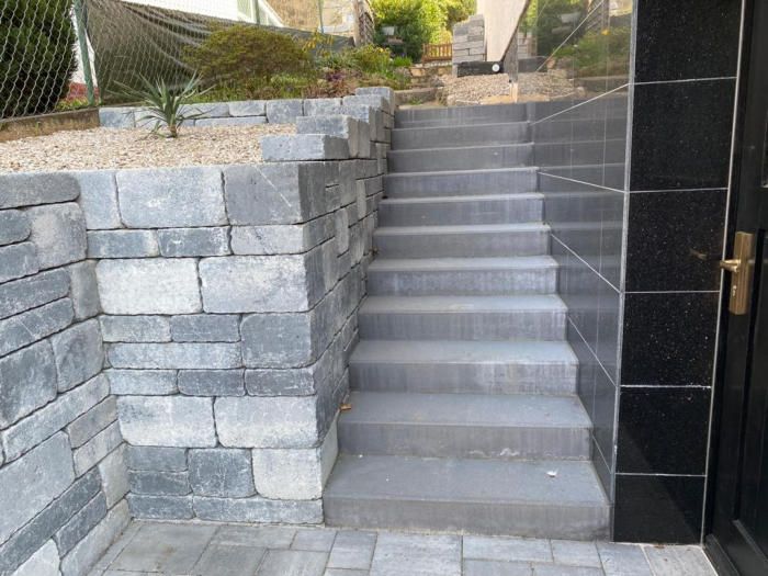 Treppen und Mauern aus Naturstein