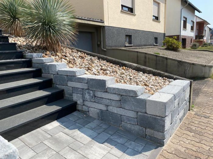 Wege und Mauern aus Naturstein von GEOBAU