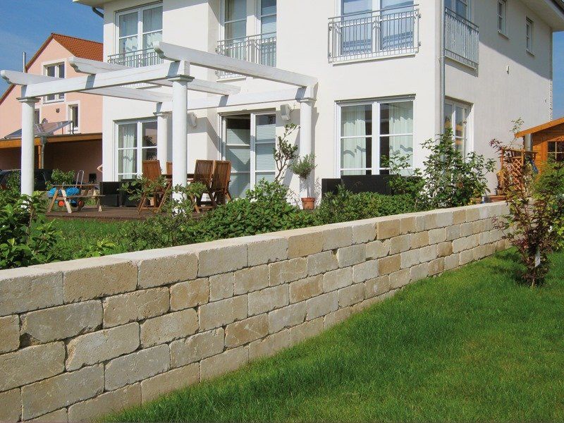 Gartenmauer aus Naturstein